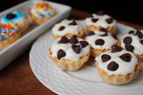 Cannoli cream pie cups satisfy any sweet tooth with a perfect, healthy bite-sized cannoli portion made with low-fat ricotta cheese and Athens mini fillo shells. 