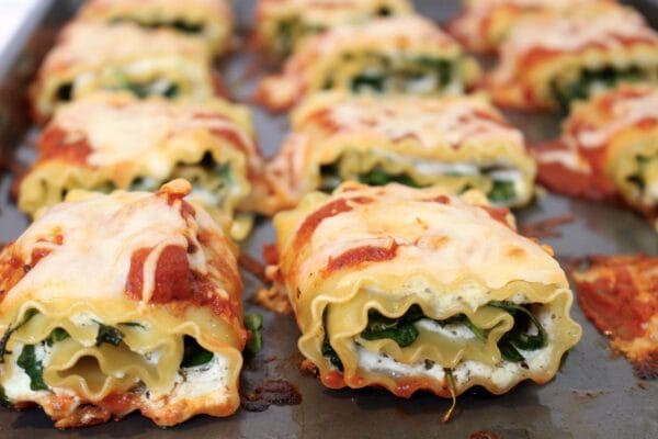 Spinach and Arugula Lasagna Roll-Ups sound fancy, but they are far from it! Filled with leafy greens, cheese and marinara sauce, this is one meal the whole family is sure to enjoy! #pastafits #ad