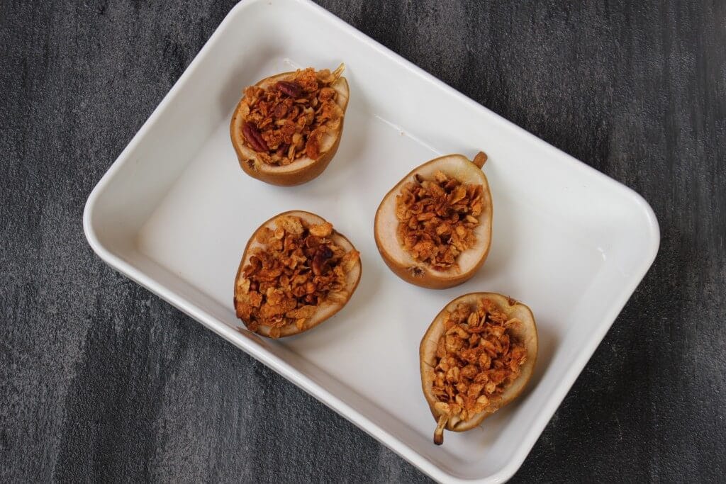 Baked pears with crunchy topping is a mix of great flavors and textures: pears are baked with a whole grain cereal filling and topped off with yogurt. 