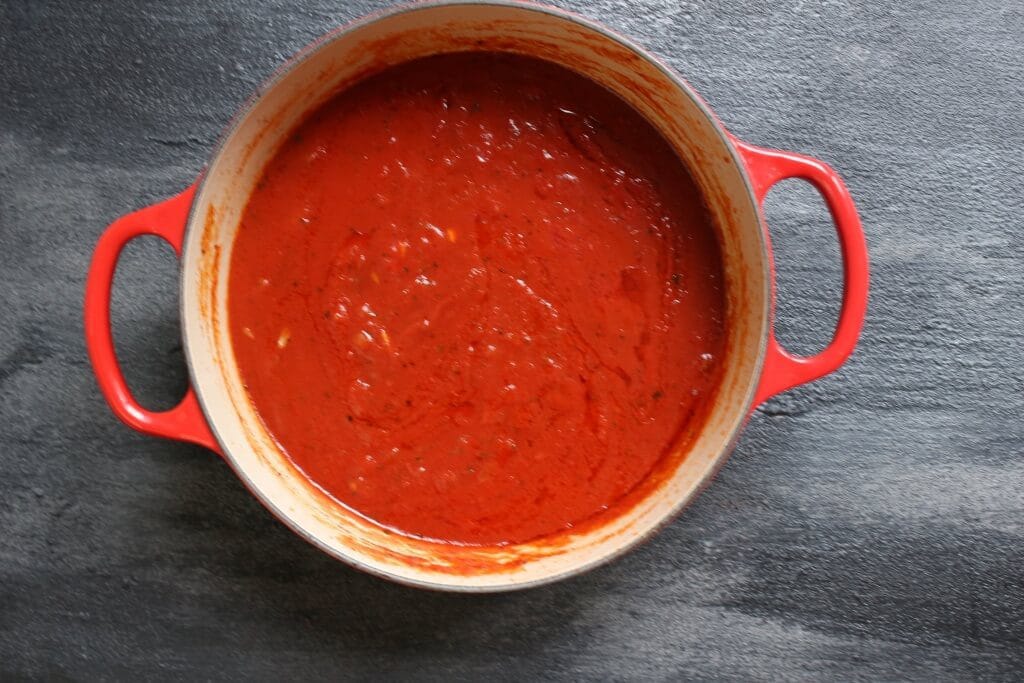 Make the most of must-have pantry foods and create this simple 10-minute tomato sauce!