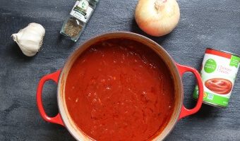 Make the most of must-have pantry foods and create this simple 10-minute tomato sauce!