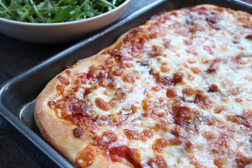 Fig, Prosciutto, and Arugula Pizza is simple yet gourmet! Wow your family on pizza night with this delicious and unique flavor combination. 