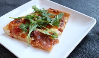 Fig, Prosciutto, and Arugula Pizza is simple yet gourmet! Wow your family on pizza night with this delicious and unique flavor combination.