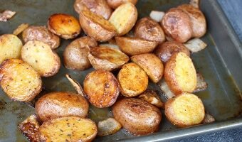Smoked Paprika Roasted Potatoes make an easy and colorful side dish packed with tons of flavor and few ingredients.
