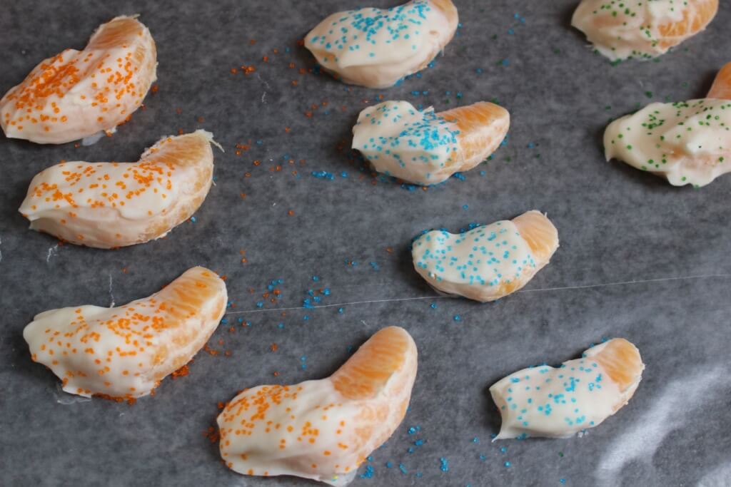 If you’ve had the luxury of making meals for a toddler you’ll quickly appreciate the one constant that comes from creating a toddler feeding routine. Here’s a look at what my toddler eats in a day- from breakfast to dinner and snacks included!