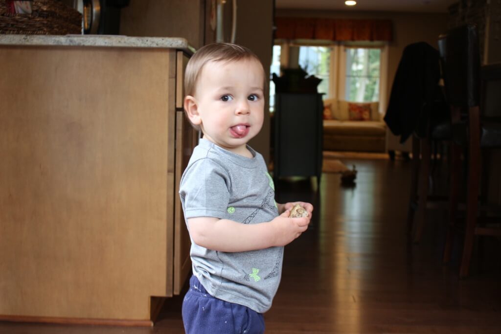 If you’ve had the luxury of making meals for a toddler you’ll quickly appreciate the one constant that comes from creating a toddler feeding routine. Here’s a look at what my toddler eats in a day- from breakfast to dinner and snacks included!