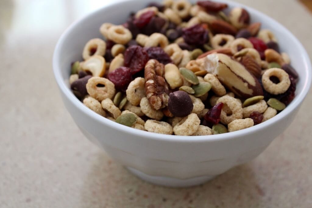 These 5 snacks are packed with powerful nutrients to keep busy moms energized all day long! 