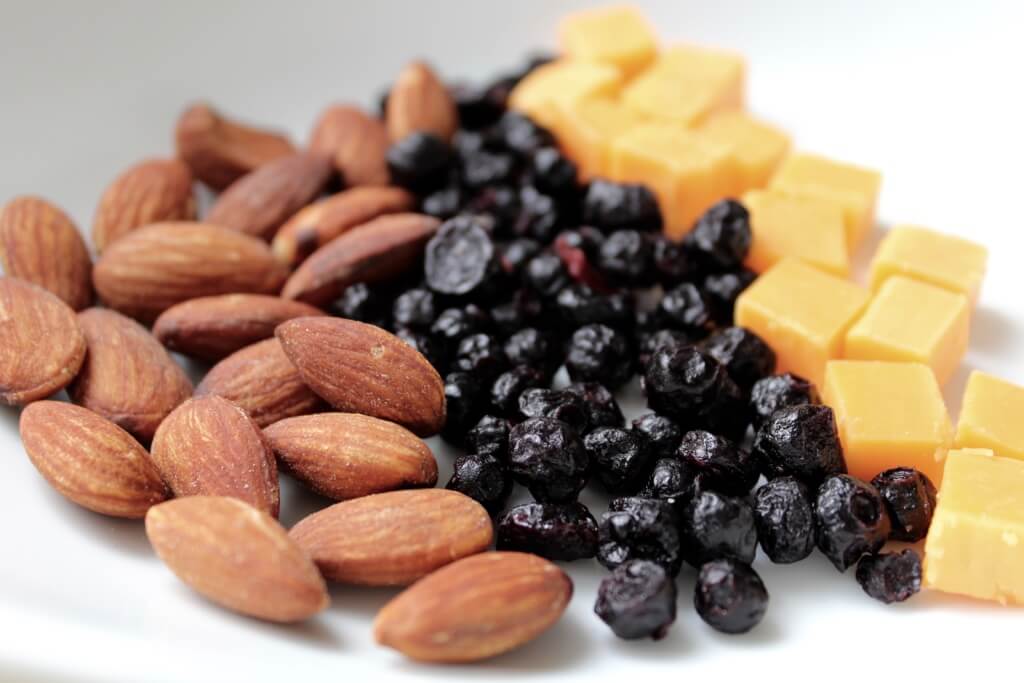 These 5 snacks are packed with powerful nutrients to keep busy moms energized all day long! 