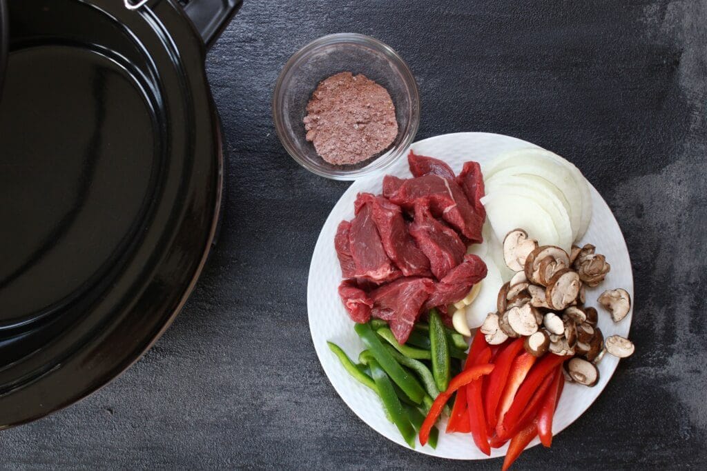 IMG_2969 - Mom to Mom Nutrition Tender steak and sweet bell peppers come together for one simple weeknight meal with these slow cooker steak fajitas!
