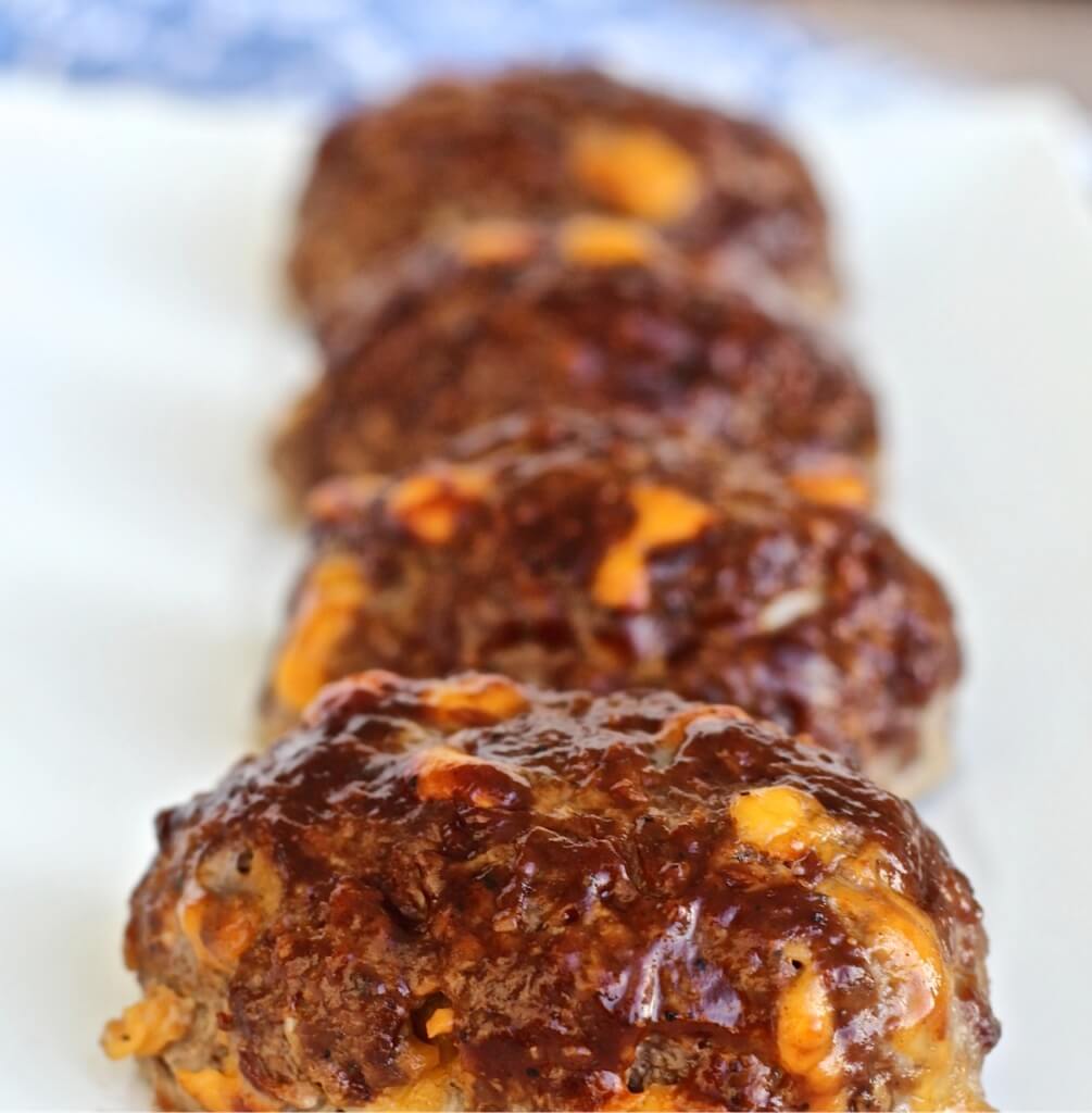 These kid-sized barbecue cheddar mini meatloaves are flavored with barbecue sauce and studded with yummy cheddar cheese.