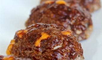 These kid-sized barbecue cheddar mini meatloaves are flavored with barbecue sauce and studded with yummy cheddar cheese.