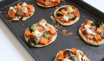 This easy recipe for roasted veggie English muffins pizzas is a great way to get an extra serving of vegetables in your diet, plus an easy idea for weekday lunches!