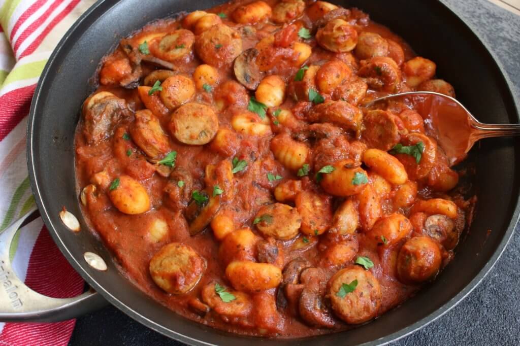 There's more than one way to use a jar of pasta sauce! Get dinner on the table in no-time with one delicious store-bought shortcut: jarred pasta sauce. 