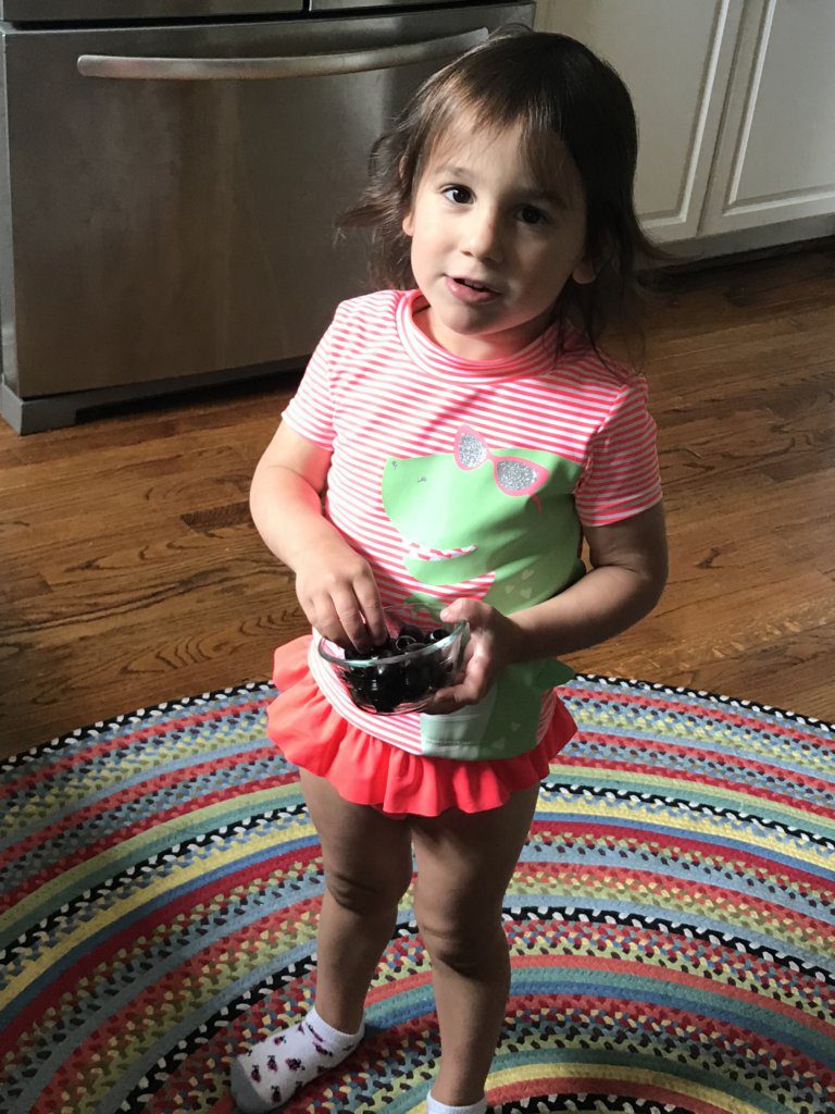 Homemade pizza lunchables bring the best of both worlds to your child's lunchbox: PIZZA and fun! Packed with simple ingredients that are good for you and customizable as well! 