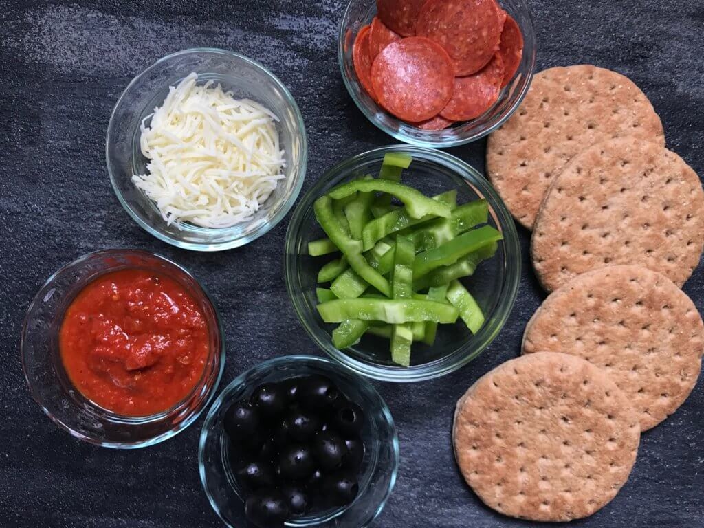 Homemade pizza lunchables bring the best of both worlds to your child's lunchbox: PIZZA and fun! Packed with simple ingredients that are good for you and customizable as well! 