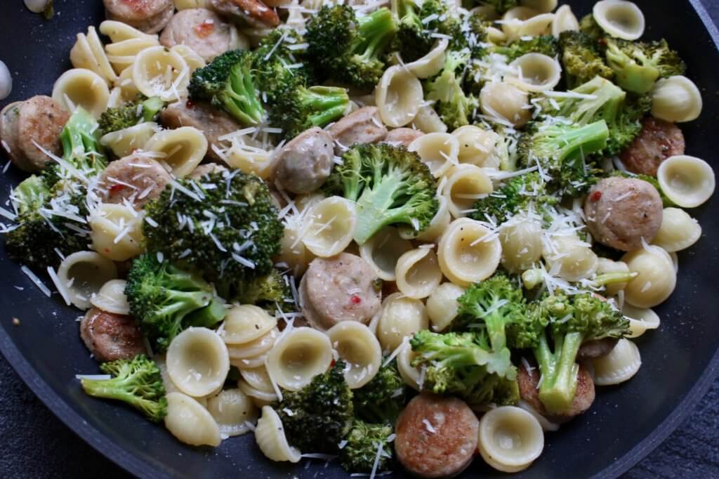 skillet oricheiite - Mom to Mom Nutrition Make dinner fast with the 5-ingredient skillet dinner formula: pick one meat, seasoning, vegetable, sauce, and pasta for an easy one-pan weeknight meal.