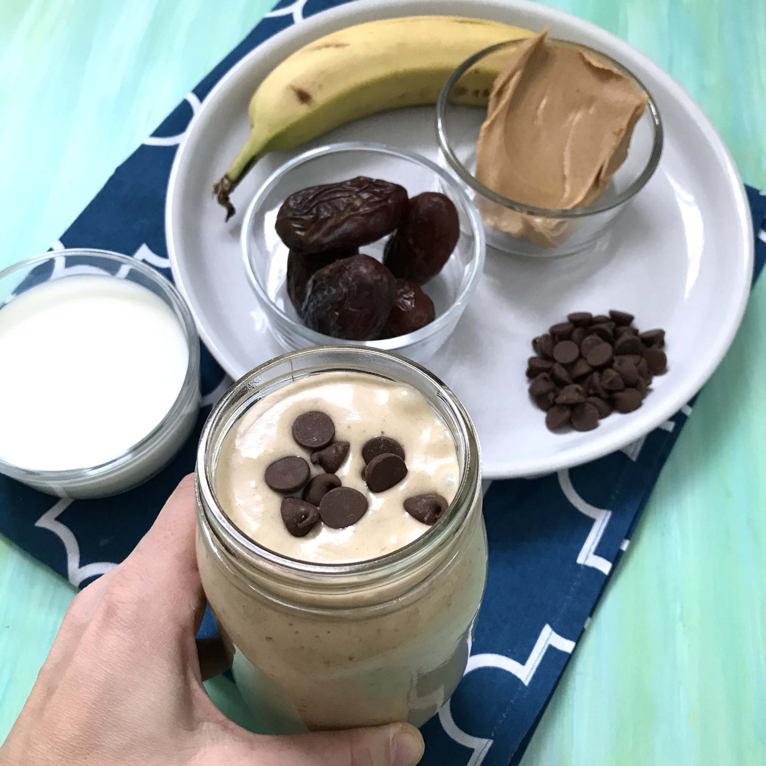 banana smoothie recipe, dates & chocolate smoothie